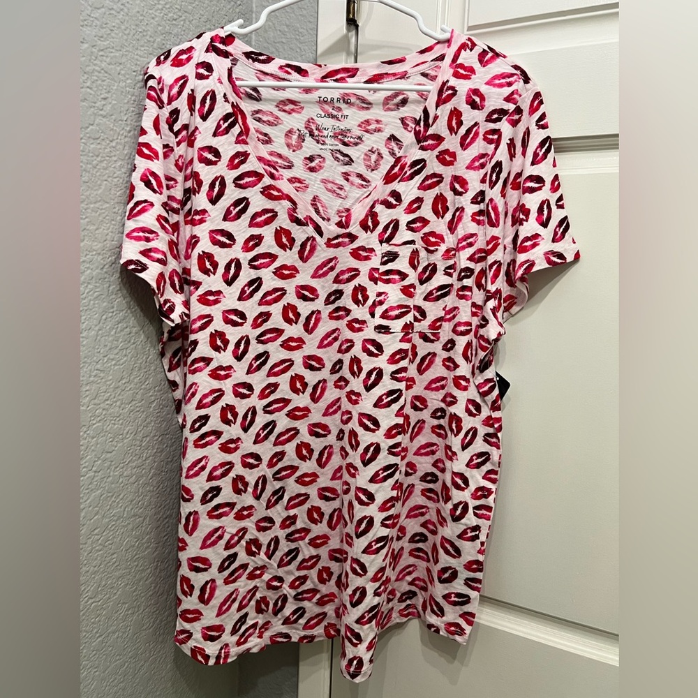 Torrid LIPS tee NWT